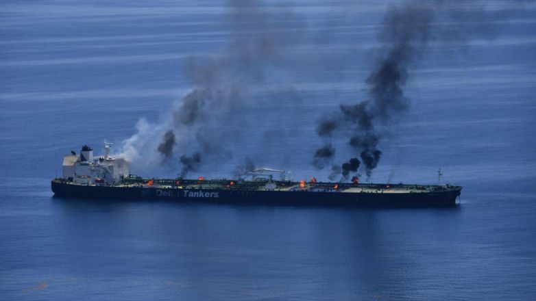 Καίγεται για τέταρτη ημέρα το ελληνικό δεξαμενόπλοιο Sounion που δέχθηκε επίθεση από τους Χούθι