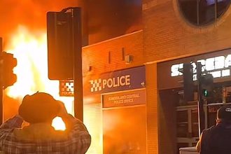 Βρετανία: Σοβαρά επεισόδια με τρεις αστυνομικούς τραυματίες – Πυρπολήθηκε αστυνομικό τμήμα