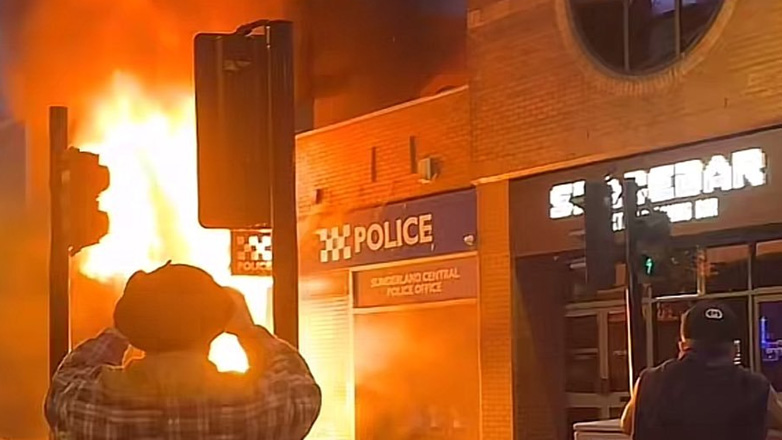 Βρετανία: Σοβαρά επεισόδια με τρεις αστυνομικούς τραυματίες – Πυρπολήθηκε αστυνομικό τμήμα