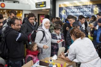 Σουηδία: Νόμος θα υποχρεώνει δημόσιους υπαλλήλους να καταδίδουν παράτυπους μετανάστες