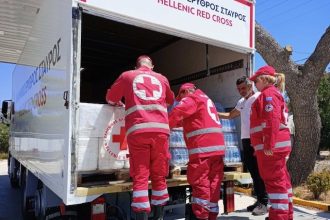 O Ελληνικός Ερυθρός Σταυρός διένειμε 3.000 μπουκάλια εμφιαλωμένο νερό στους πυρόπληκτους