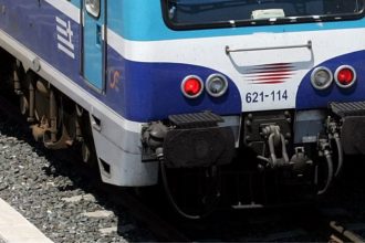 Τραγωδία: Νεκρή γυναίκα που παρασύρθηκε από τρένο – Πήδηξε κάγκελα για να κόψει δρόμο