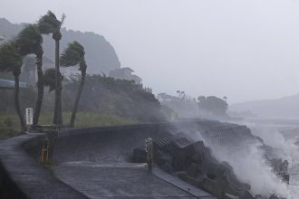 Ιαπωνία: Ο ισχυρός τυφώνας Σανσάν πλήττει τη νήσο Κιούσου