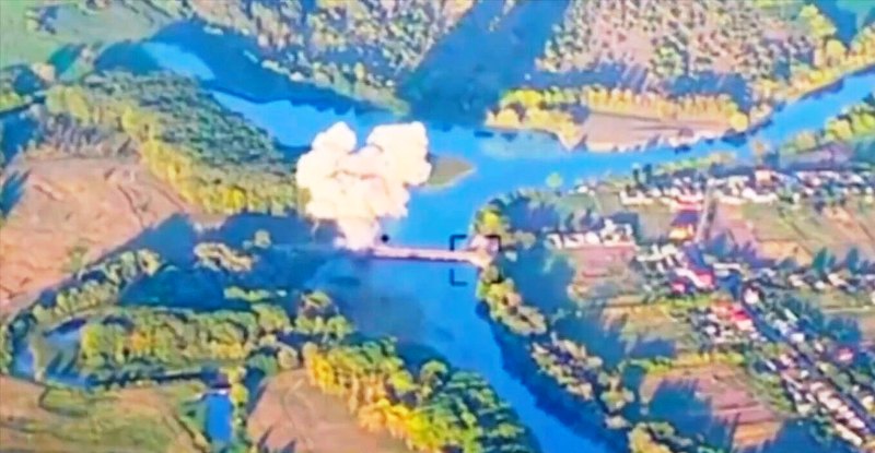 Ρωσία: Οι Ουκρανοί έπληξαν άλλη μία γέφυρα στο Κουρσκ - Βίντεο από τη στιγμή του βομβαρδισμού