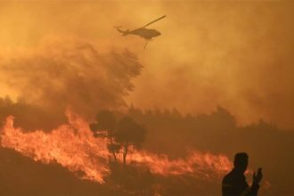 Πύρινη κόλαση στον Βαρνάβα: Αναφορές για καμένα σπίτια – Νέα μηνύματα από το 112 για εκκένωση, μεγάλη επιχείρηση της ΟΠΚΕ για τον απεγκλωβισμό πολιτών - 4 άνθρωποι στο νοσοκομείο (ΦΩΤΟ & ΒΙΝΤΕΟ)