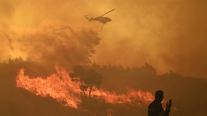 Πύρινη κόλαση στον Βαρνάβα: Αναφορές για καμένα σπίτια – Νέα μηνύματα από το 112 για εκκένωση, μεγάλη επιχείρηση της ΟΠΚΕ για τον απεγκλωβισμό πολιτών - 4 άνθρωποι στο νοσοκομείο (ΦΩΤΟ & ΒΙΝΤΕΟ)