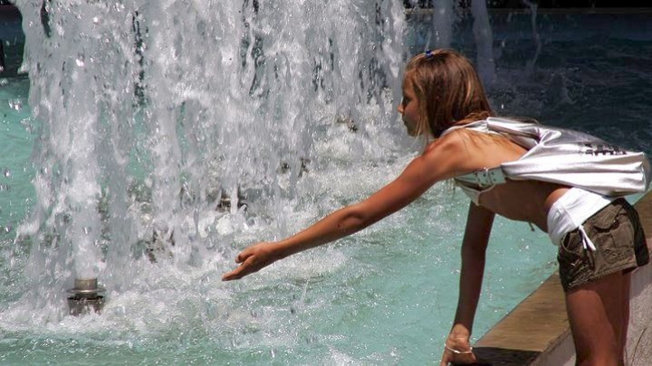 Καιρός: «Στο φούρνο» η χώρα με 40άρια, κοπάζουν τα μελτέμια