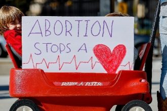 Οι αμβλώσεις στις ΗΠΑ αυξήθηκαν, παρά τους περιορισμούς από το 2022