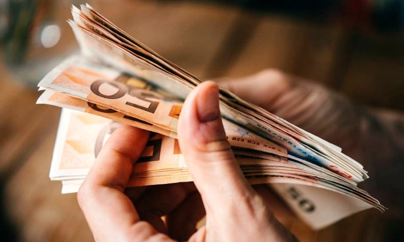 Επίδομα ανεργίας με προπληρωμένη κάρτα - Μόνο το 50% σε μετρητά