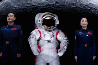 Η Κίνα παρουσίασε νέα διαστημική στολή για τις μελλοντικές επανδρωμένες πτήσεις στη Σελήνη