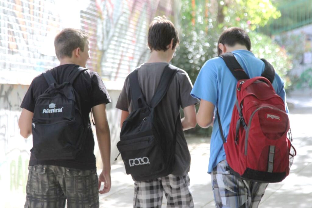 Άνοιγμα σχολείων την Τετάρτη με κινητά στις τσάντες - Όλες οι αλλαγές της νέας χρονιάς