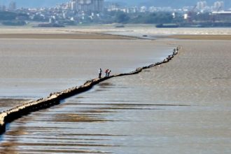Κίνα: Πέτρινη γέφυρα 400 ετών και μήκους 2,5 χιλιομέτρων βγήκε στην επιφάνεια λίμνης λόγω ξηρασίας