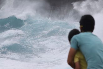Κίνα: «Σούπερ τυφώνας» αφήνει πίσω του δύο νεκρούς και εκατό σχεδόν τραυματίες