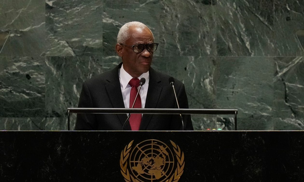 Γκάφα ολκής από τον πρόεδρο της Αϊτής - Τα έκανε ...μούσκεμα στη Γενική Συνέλευση του ΟΗΕ ΦΩΤΟ