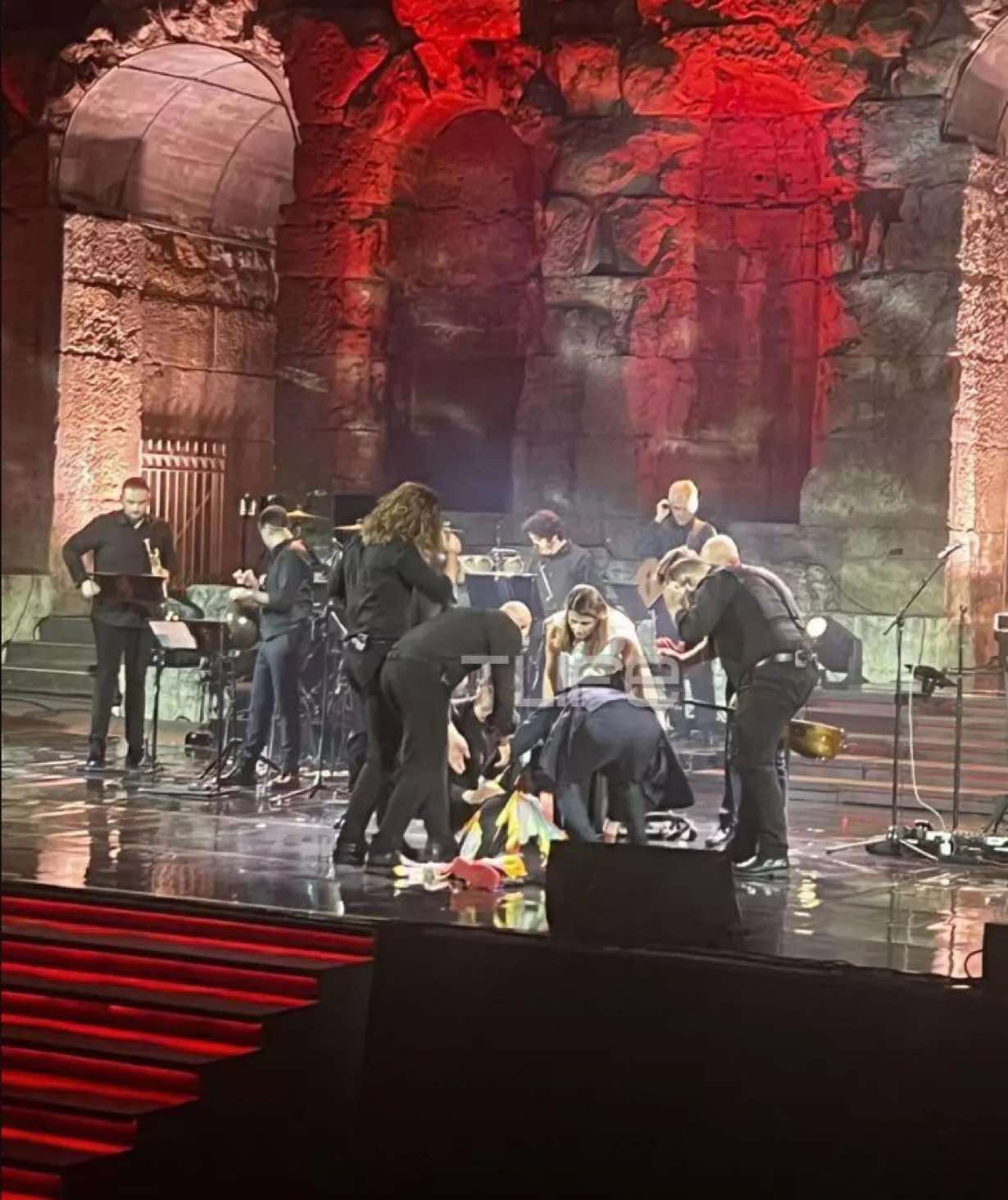 Κατέρρευσε στη σκηνή του Ηρωδείου η Μαρινέλλα - Αναβλήθηκε η συναυλία - Το σοκαριστικό βίντεο! (ΝΕΟΤΕΡΑ)