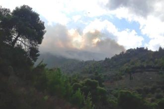 Ενισχύθηκαν οι πυροσβεστικές δυνάμεις στη φωτιά στο Ξυλόκαστρο - Στη μάχη και δασοκομάντος (ΒΙΝΤΕΟ)