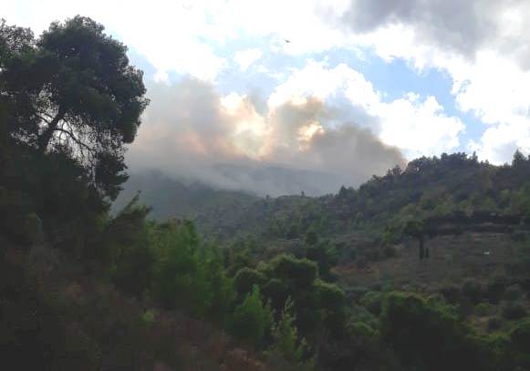 Ενισχύθηκαν οι πυροσβεστικές δυνάμεις στη φωτιά στο Ξυλόκαστρο - Στη μάχη και δασοκομάντος (ΒΙΝΤΕΟ)