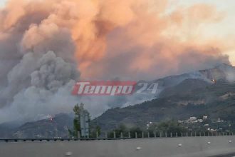 Μεγάλη φωτιά στο Ξυλόκαστρο Κορινθίας – Εντολή εκκένωσης σε δύο χωριά-Κάηκε πυροσβεστικό όχημα ΒΙΝΤΕΟ & ΦΩΤΟ