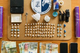 Καλαμάτα: 23χρονος πουλούσε κοκαΐνη και κάνναβη στο κατάστημά του! Και 18χρονη στο κύκλωμα