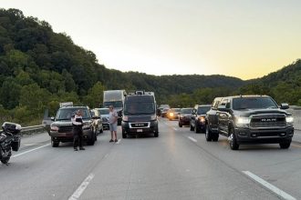 ΗΠΑ: Τέσσερις ως έξι τραυματίες από πυρά σε αυτοκινητόδρομο - Ανθρωποκυνηγητό σε εξέλιξη