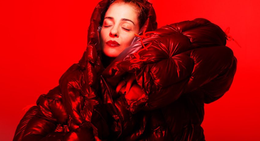 Νατάσσα Μποφίλιου: “Κάτι καίγεται” στο Εργοστάσιο Τέχνης Θάνος Μικρούτσικος