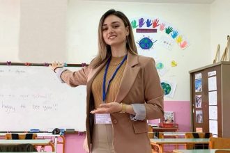 Δασκάλα ανέστησε σχολείο με μια αγγελία που έγινε viral