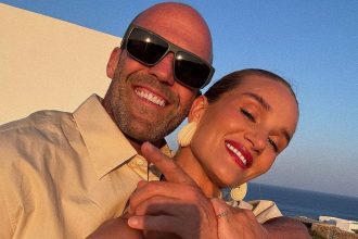 Τζέισον Στέιθαμ και Ρόζι Χάντινγκτον απολαμβάνουν τις διακοπές τους στην Αντίπαρο