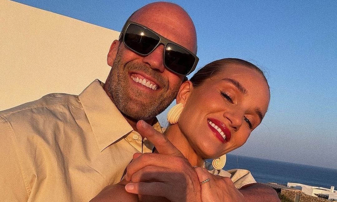 Τζέισον Στέιθαμ και Ρόζι Χάντινγκτον απολαμβάνουν τις διακοπές τους στην Αντίπαρο