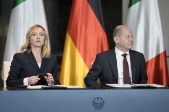 Το μεταναστευτικό και ο πόλεμος στην Ουκρανία βασικά θέματα στην τηλεφωνική συνομιλία Τ. Μελόνι - Ό. Σολτς