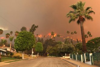 ΗΠΑ: Πυρκαγιές ζώνουν το Λος Άντζελες, δεκάδες σπίτια στάχτη