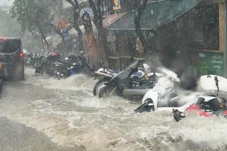 Η κακοκαιρία «Atena» σάρωσε την Αττική: Ζευγάρι ανέβηκε στην οροφή του αυτοκινήτου για να σωθεί, επιβάτες εγκλωβίστηκαν σε λεωφορείο