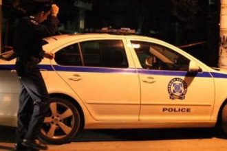 Λάρισα: Άνδρας απειλεί να πέσει από πολυκατοικία