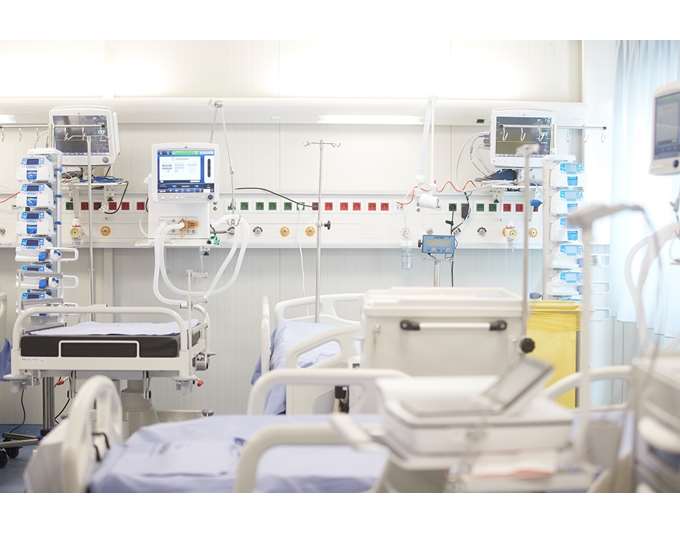 Στην εντατική 51χρονος που κλάδευε δέντρο κι έπεσε από ύψος 8 μέτρων