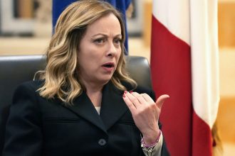 Η Μελόνι στηρίζει Σαλβίνι: Αδιανόητο να κινδυνεύει να καταδικαστεί επειδή υπερασπίστηκε τα σύνορα