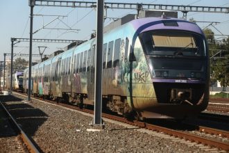 «Τι κάνεις; Εγώ έχω ξεκινήσει, σταμάτα» - Πώς αποφεύχθηκε η σύγκρουση τρένων στους Αγίους Αναργύρους