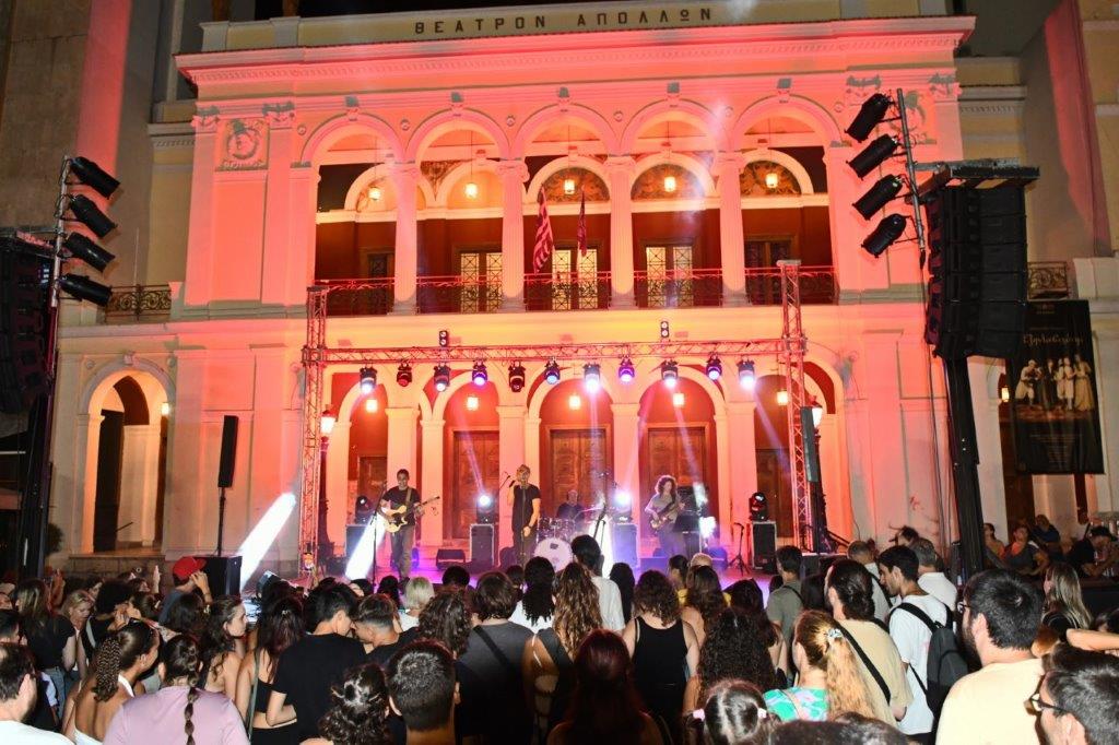 Η πλατεία Γεωργίου πλημμύρισε από «μουσικές... ακροβασίες» - ΦΩΤΟ