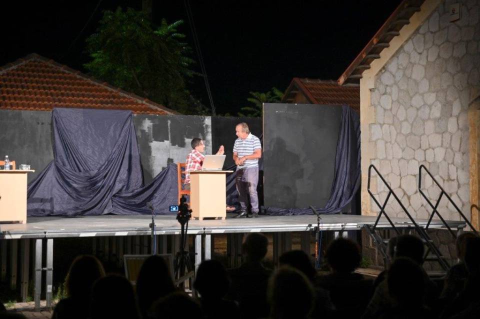 Ματαίωση της παράστασης «Κόκκινα Φανάρια»