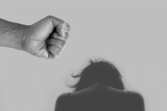 Ενδοοικογενειακή βία: «Με χτυπούσε με μπουνιές, έφτυνα αίμα επειδή τον χώρισα»