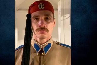 Εύζωνας ξέσπασε σε κλάματα στην τελευταία υπηρεσία του - «Μας έκανες υπερήφανους»