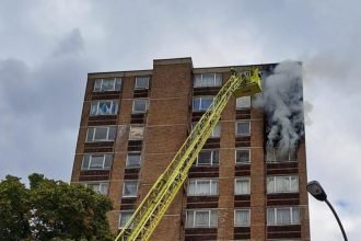 Βρετανία: Πυρκαγιά σε πολυώροφη πολυκατοικία στο Λονδίνο
