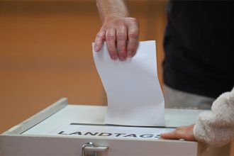 Οριακή νίκη των Σοσιαλιστών του Σολτς και μεγάλη άνοδο της ακροδεξιάς δείχνουν τα exit poll