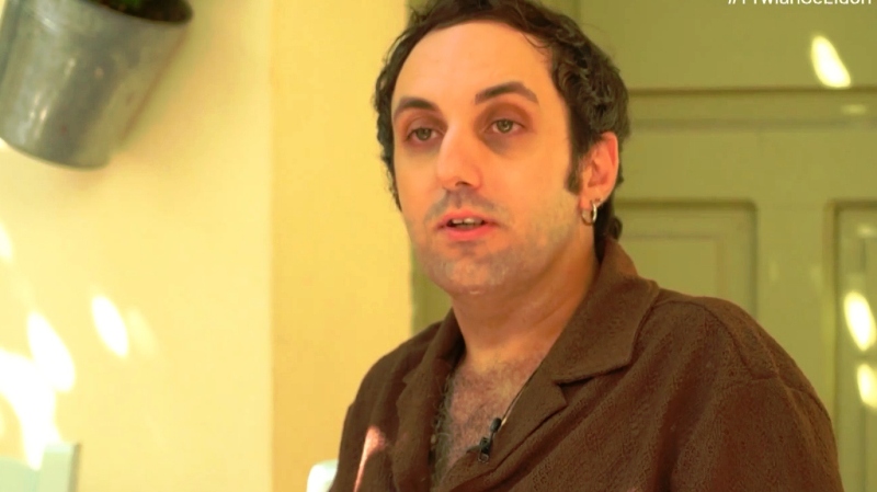 Με πέταξαν έξω από το θέατρο γιατί νόμιζαν ότι ήμουν ζητιάνος, θυμάται ο Χάρης Χιώτης