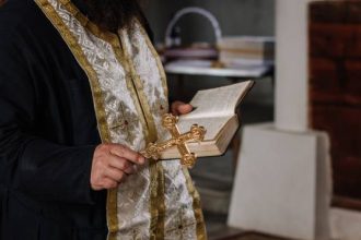 ΑΠΙΣΤΕΥΤΟ: Ιερέας πήγε τους ενορίτες του για προσκύνημα και τελικά κατέληξαν στα μπουζούκια