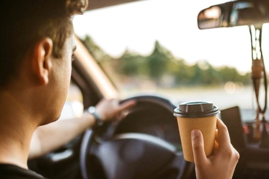 Καφές στο αυτοκίνητο: Το βίντεο της ΕΛΑΣ για τα «χέρια στο τιμόνι» - Τι ισχύει για το πρόστιμο