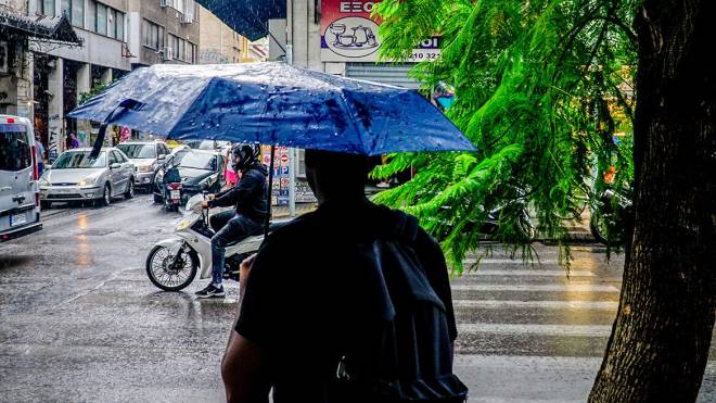 "Βίαιη μεταβολή του καιρού" με κατακόρυφη πτώση της θερμοκρασίας - Πού θα εκδηλωθούν επικίνδυνες καταιγίδες