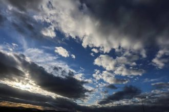 Καιρός αύριο: Ανεβαίνει η θερμοκρασία, επιμένουν οι τοπικές βροχές