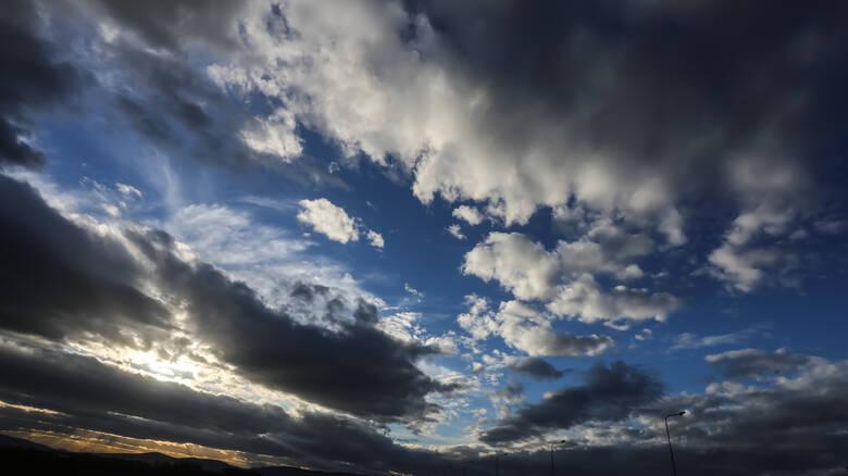 Καιρός αύριο: Ανεβαίνει η θερμοκρασία, επιμένουν οι τοπικές βροχές