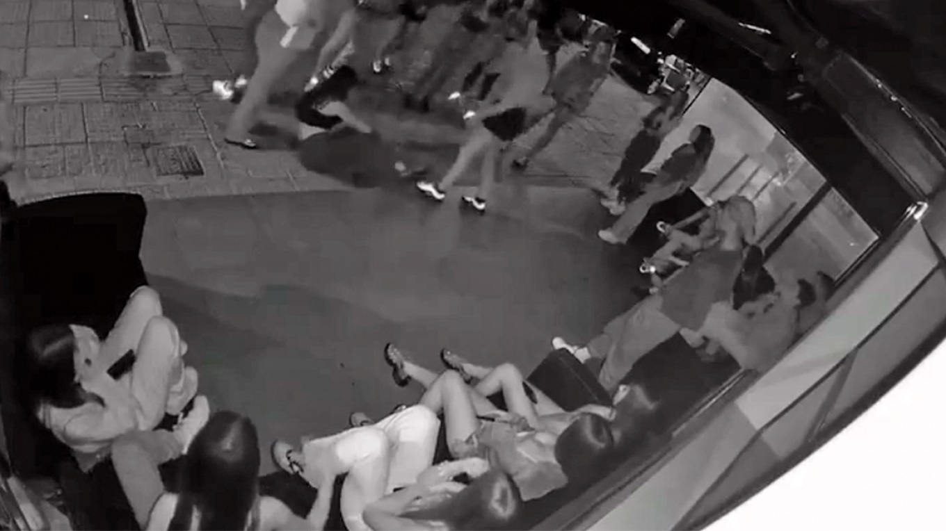 Βίντεο - ντοκουμέντα δείχνουν τον άγριο ξυλοδαρμό της 14χρονης στη Γλυφάδα