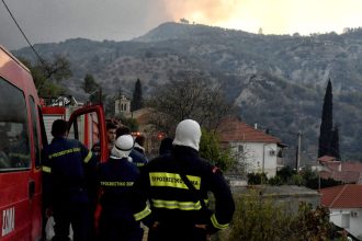 Φωτιά στο Ξυλόκαστρο: Οι δύο αγνοούμενοι οι νεκροί που εντοπίστηκαν - Αναφορές για ζημιές σε σπίτια στην περιοχή του Ελληνικού