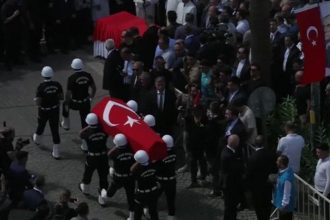 Τουρκία: Εκατοντάδες άνθρωποι παρευρέθησαν στην κηδεία της ακτιβίστριας που σκοτώθηκε σε διαδήλωση στη Δυτική Όχθη